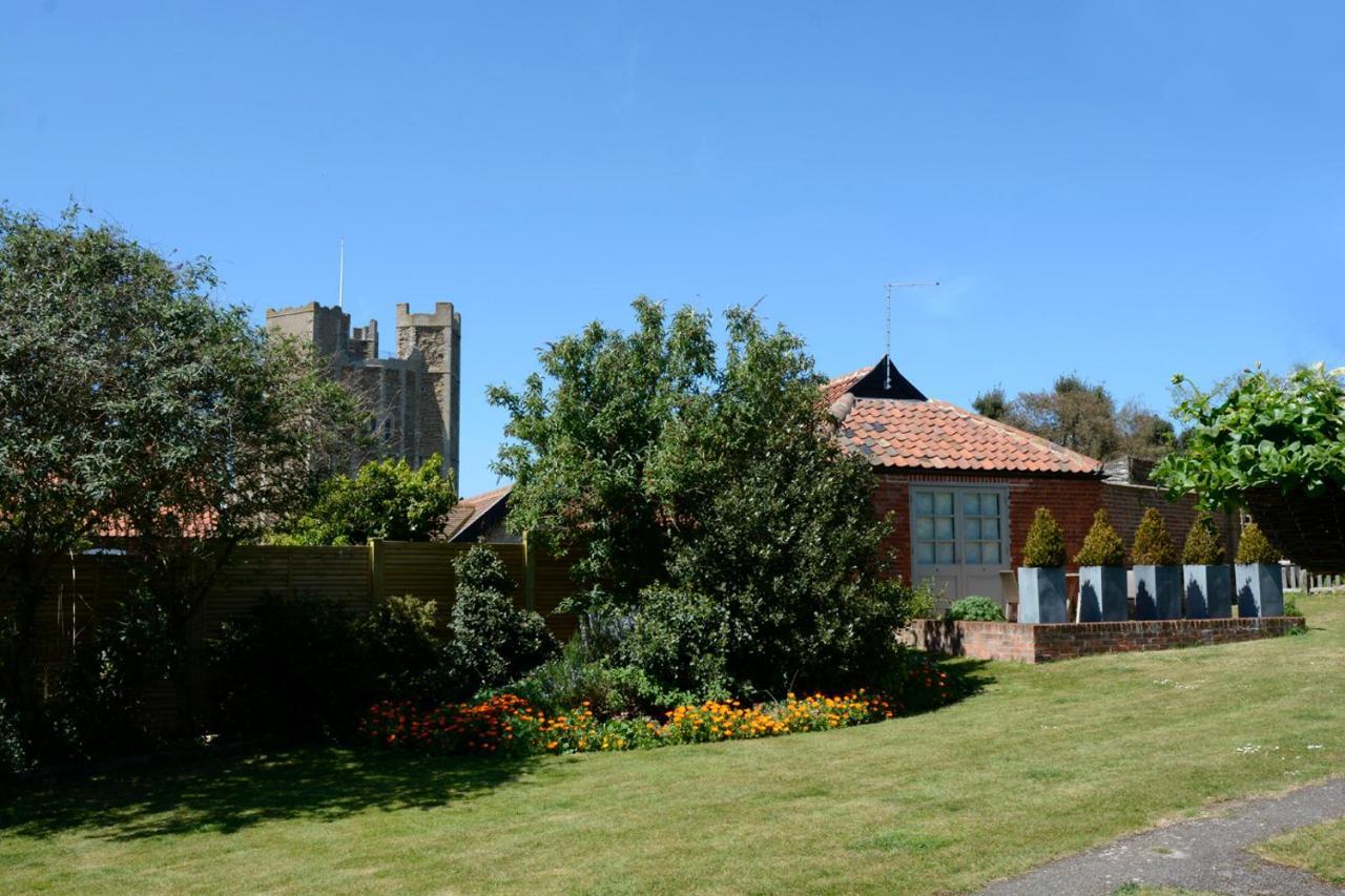Crown And Castle Hotel Orford Buitenkant foto
