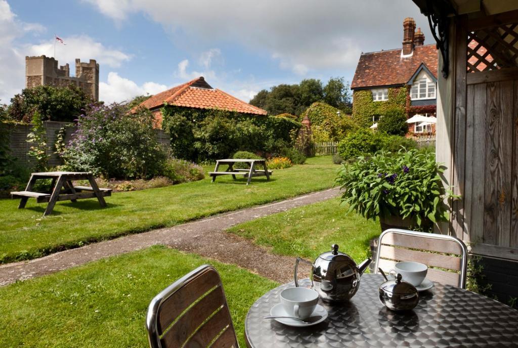 Crown And Castle Hotel Orford Buitenkant foto